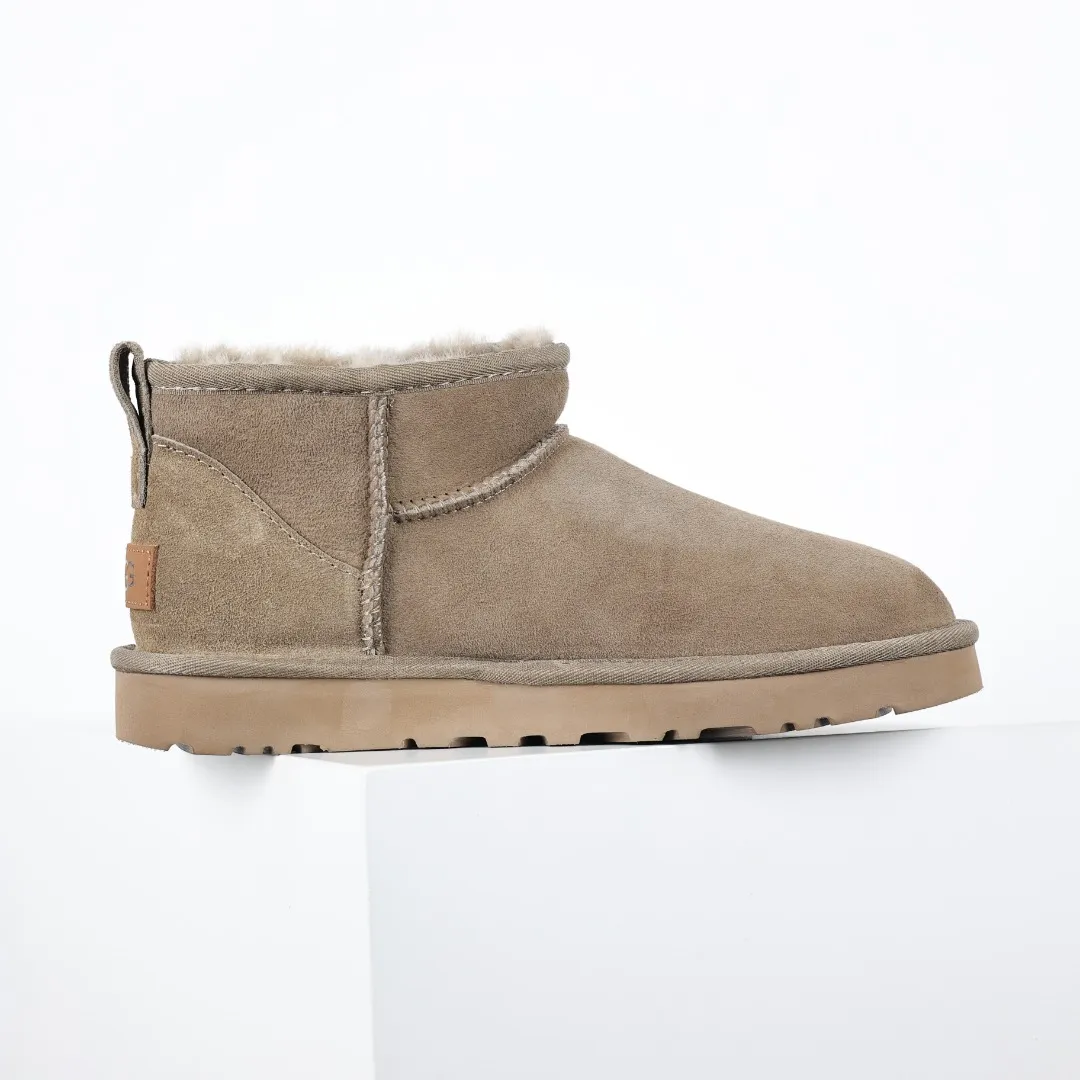 Pick up locally 💰480, core recommendation, good price UGG Classic MiNi basic low-top series, Xiaohongshu hot model, Henan Longfeng leather production, sheepskin integrated, top quality in the market, 2-3 cm cashmere insole, keeping warm in winter, suitable for home use. In the new year, uug launched a style series, which is partially biased towards the preferences of young consumers, and has also moved to the forefront of fashion trends. Shoe body material, water-repellent coated suede upper 17mm UGGPURE™ implanted wool insole Lightweight non-slip comfortable rubber outsole With brand LOGO Trademark Comes with full packaging Size: 35 36 37 38 39 40